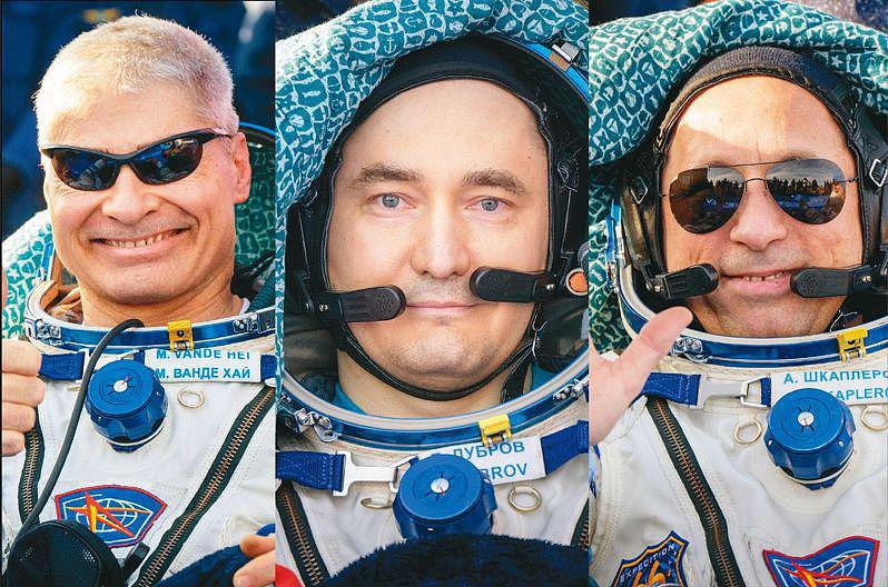 俄罗斯「联合号」(Soyuz)太空船30日载着美国太空人范德海(左)与俄罗斯太空人希卡普罗夫(右)、杜布洛夫(中)离开国际太空站，顺利返回地球。 （美联社、路透）