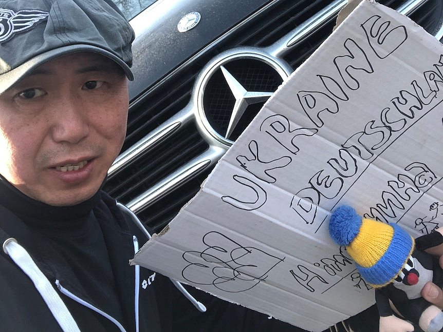 A Chinese man in Germany drives 1400km to the border to help Ukrainian refugees.