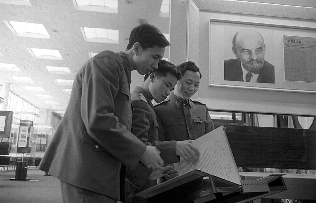 1973年，在俄罗斯军事学校学习的越南学生参观列宁纪念博物馆。 图／美联社