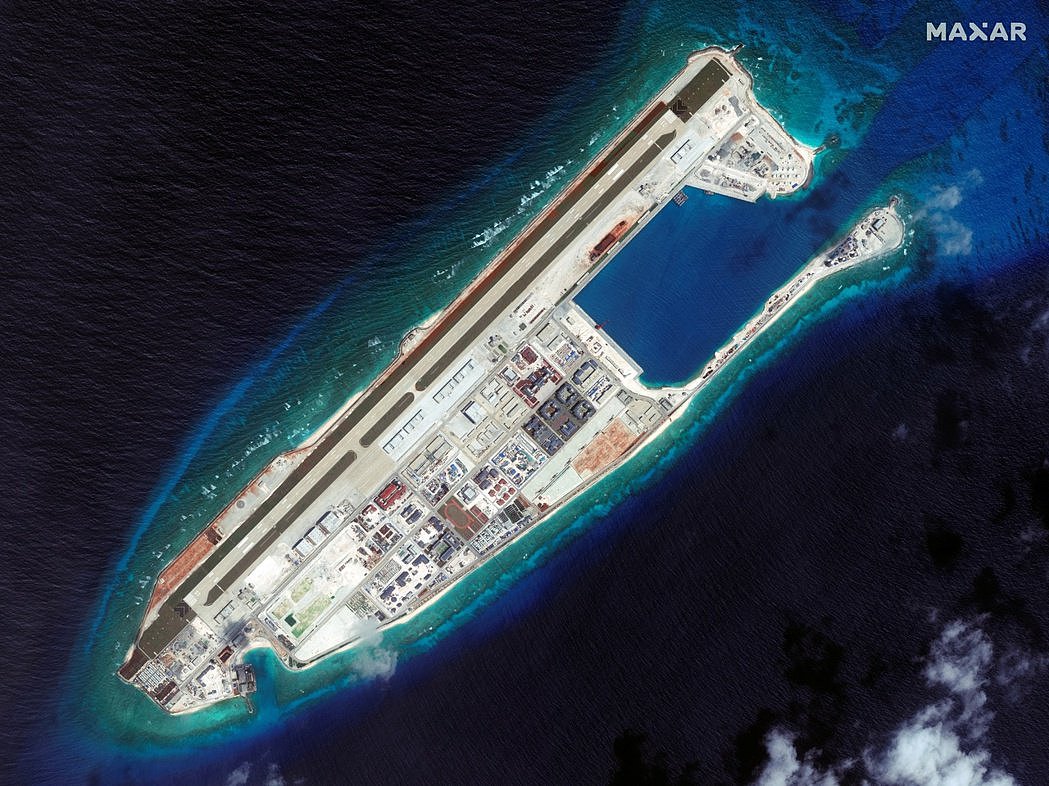 在南海争议上，中国一直以「九段线」主张为主。 图为2017年卫星拍摄到的永暑礁。 永...