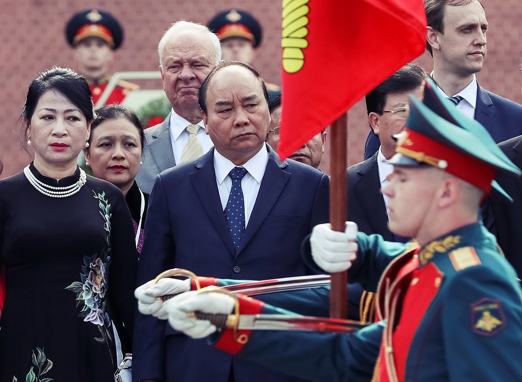 2019年，时任越南总理阮春福（图中）参与在莫斯科的无名烈士墓的鲜花仪式。 图／...