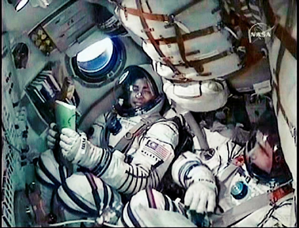 2007年，马来西亚第一位太空人（左边）乘坐俄罗斯联盟宇宙船飞往国际太空站。 图...