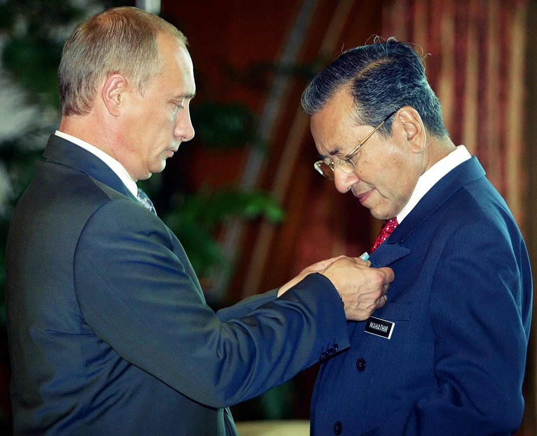 普丁为马来西亚时任首相颁发「俄罗斯友谊勋章」。 图／路透社