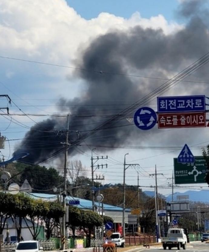 韩国两架军机相撞后双双坠毁：致3死1伤，现场黑烟滚滚（组图） - 1