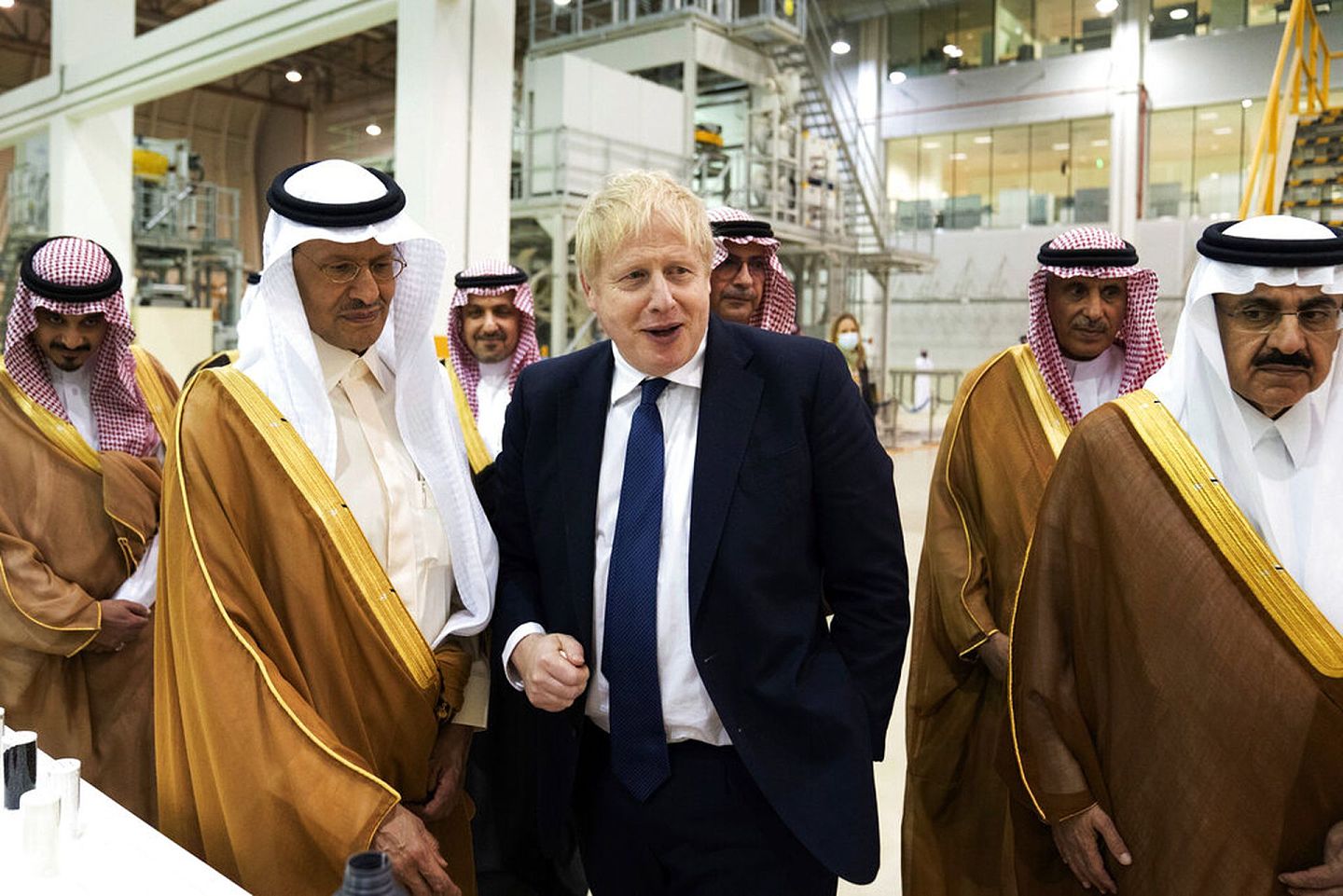 2022年3月中旬，英国首相约翰逊访问海湾国家，与阿联酋酋及沙特讨论遏制汽油价格。图为约翰逊3月16日参观位于沙特利雅得的沙特基础工业（SABIC）总部的制造工厂。（AP）