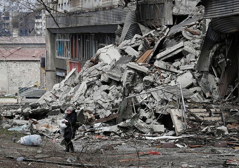 乌克兰东南部城市马立波在俄罗斯军队入侵后深受影响，乌克兰当局也正寻求方法疏散仍被困在马立波的数万名平民。路透