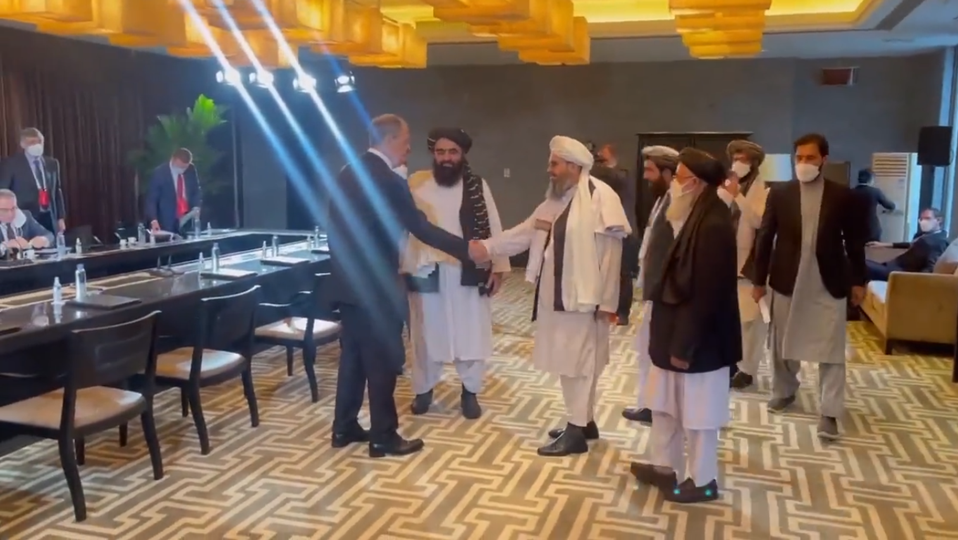 俄罗斯外交部长拉夫罗夫（Sergei Lavrov）3月31日在安徽屯溪出席第3次阿富汗邻国外长会前迎接阿富汗代表团。（Twitter@mfa_russia）