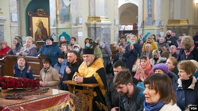 乌西城镇捷尔诺波尔的希腊天主教教会总主教塞梅纽克认为乌克兰有神圣的职责在战场消灭俄军，他还反对乌克兰放弃顿巴斯和克里米亚。