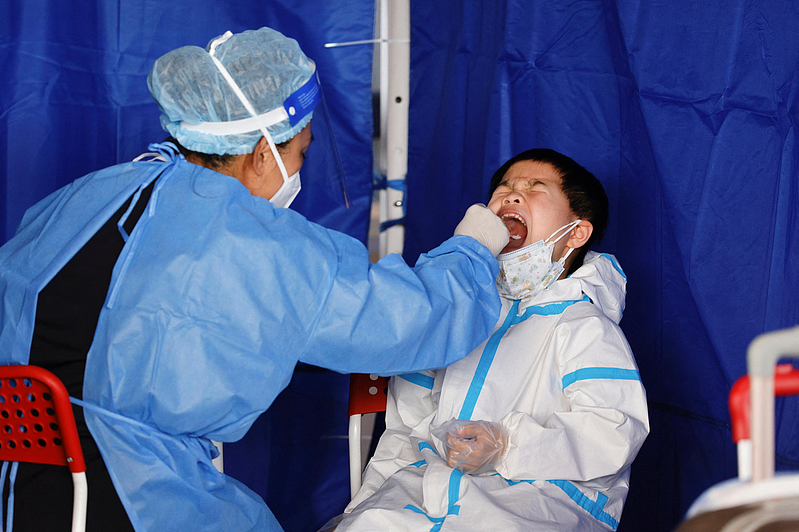 图为香港一名孩童日前接受核酸检测。（路透）