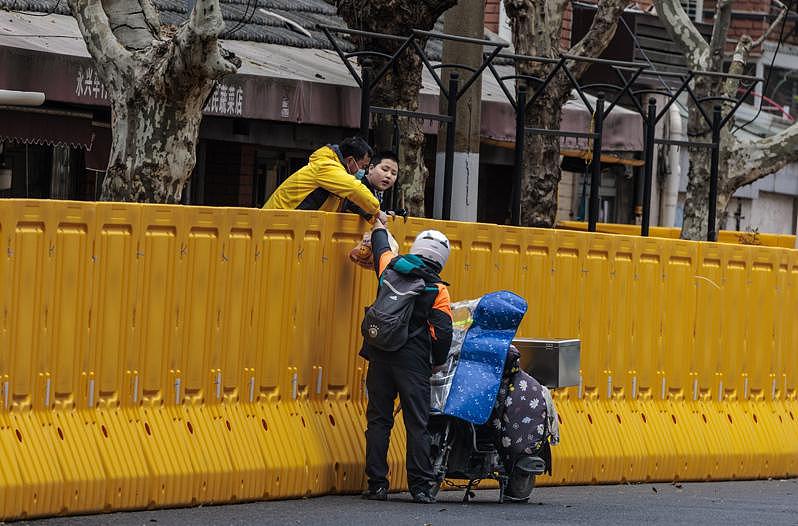 拥有1600万人口的上海浦西地区1日起「封城」，而浦东地区也未能如期完全解封，城...