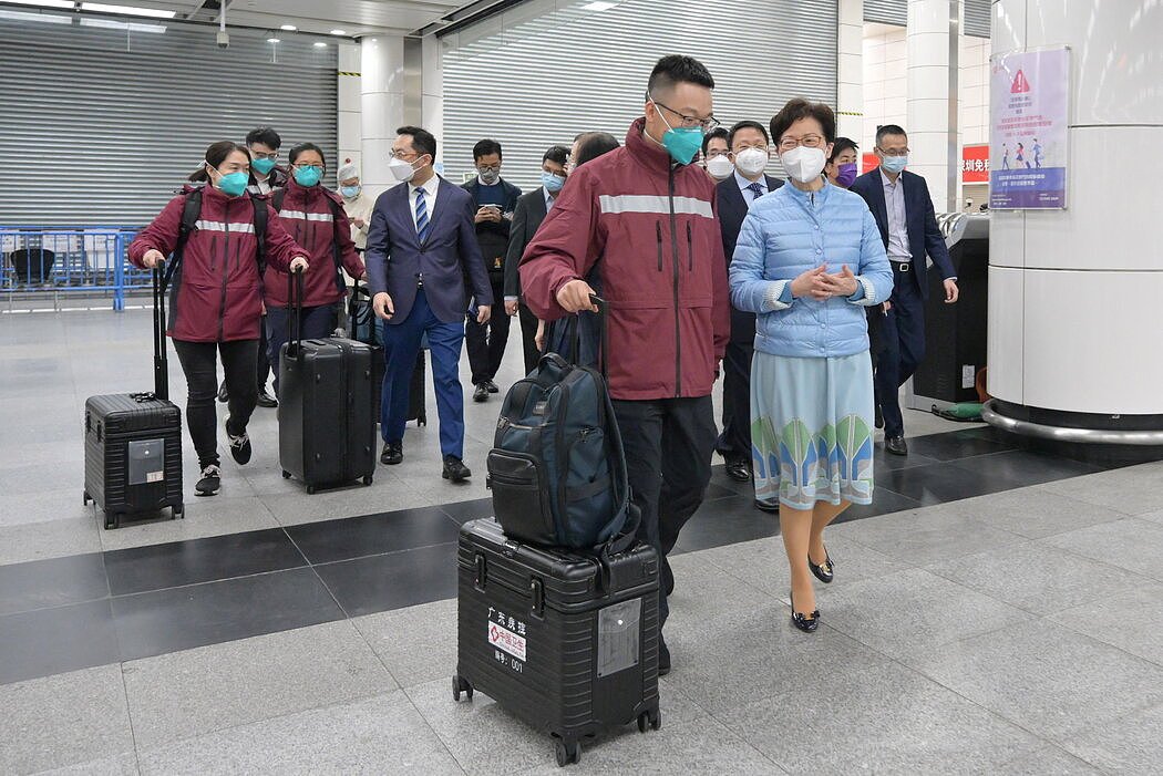 2月，香港领导人林郑月娥欢迎中国内地的医疗专家。