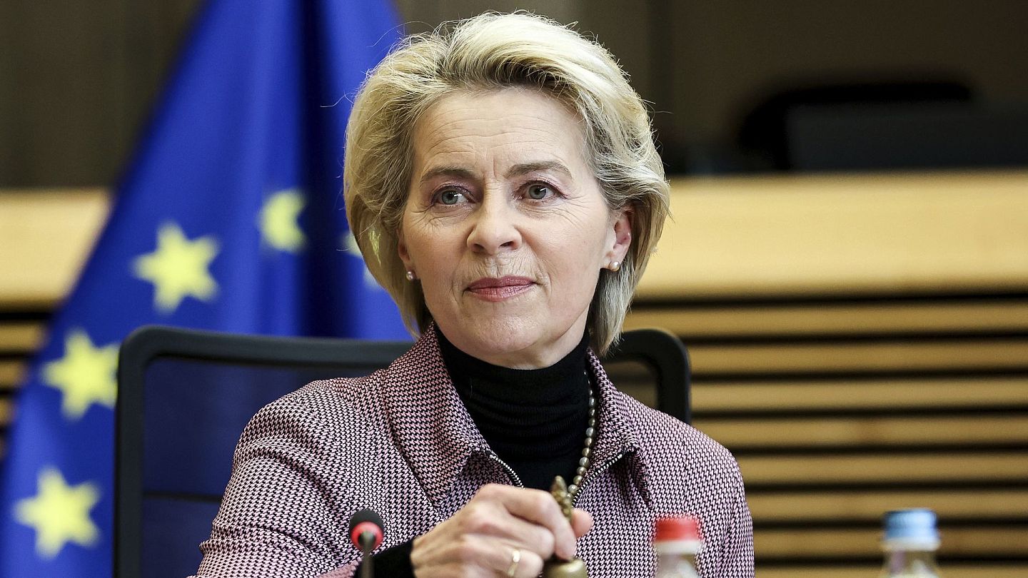 冯德莱恩：图为2022年3月30日，欧盟委员会主席冯德莱恩在比利时布鲁塞尔出席会议。（AP）