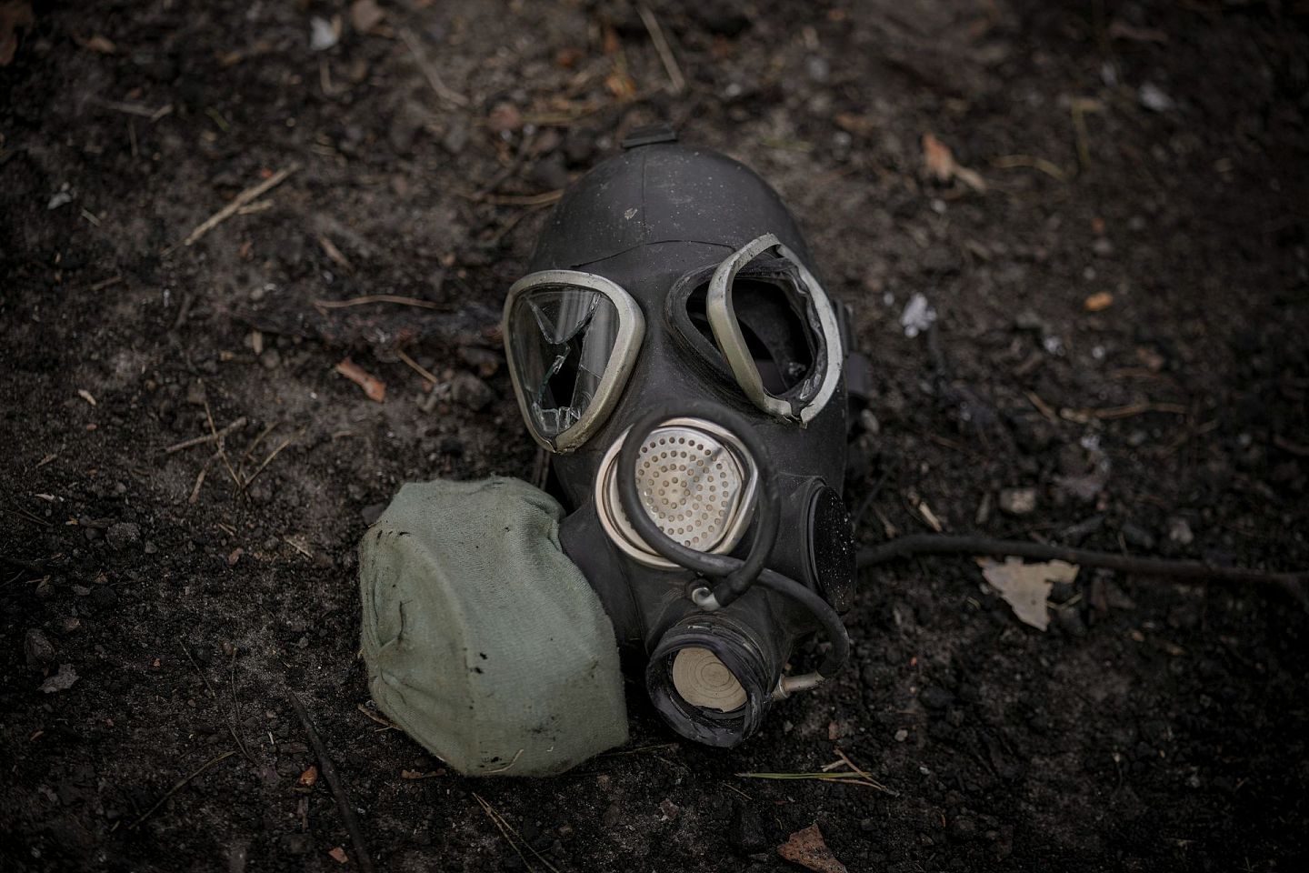3月31日，被乌克兰军队占领的俄罗斯阵地上，一个损坏的防毒面具躺在人行道上。 (AP )