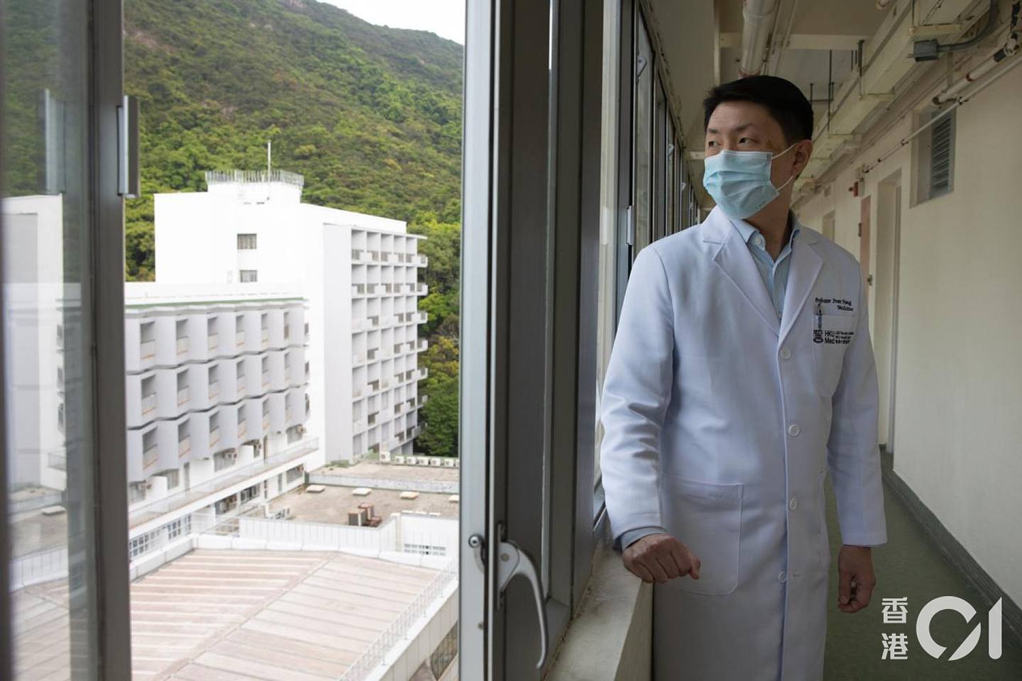 香港大学医学院内科学系临床教授孔繁毅提倡扩大染疫基数下调死亡比率。 （罗君豪摄）