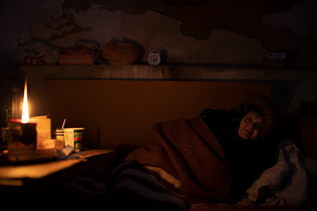 古利艾波列避难所的一名女子。镇上既没有电也没有自来水。