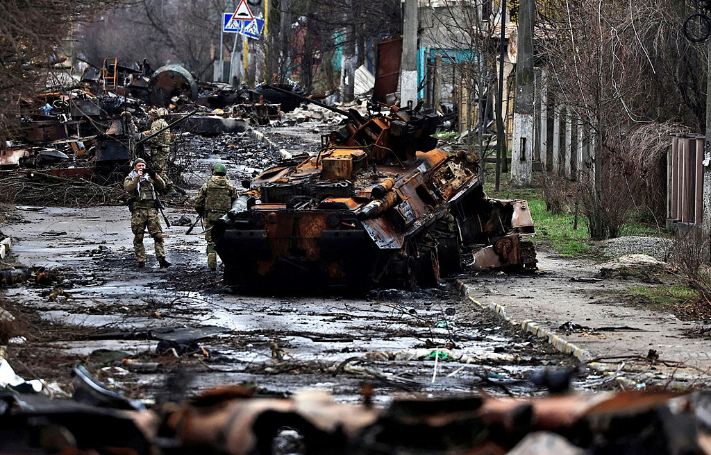 乌克兰军队收复基辅郊区失土布查镇（Bucha），街上留下一部部被烧毁的俄军战车及装甲车。 （图／路透社）