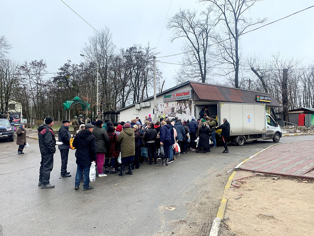 乌克兰军队收复基辅郊区失土布查镇（Bucha），民众排队领取人道救援物资。 （图／路透社）