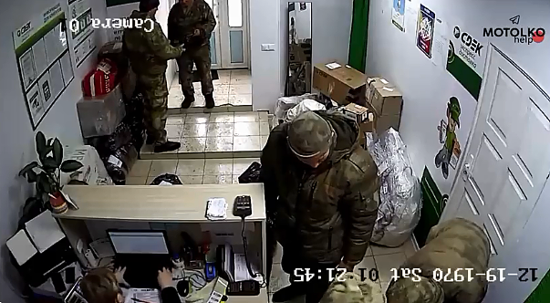 许多俄军涌入白俄罗斯的邮局，打算将赃物寄回俄罗斯。 （图撷取自@NotindifVarvara 推特）