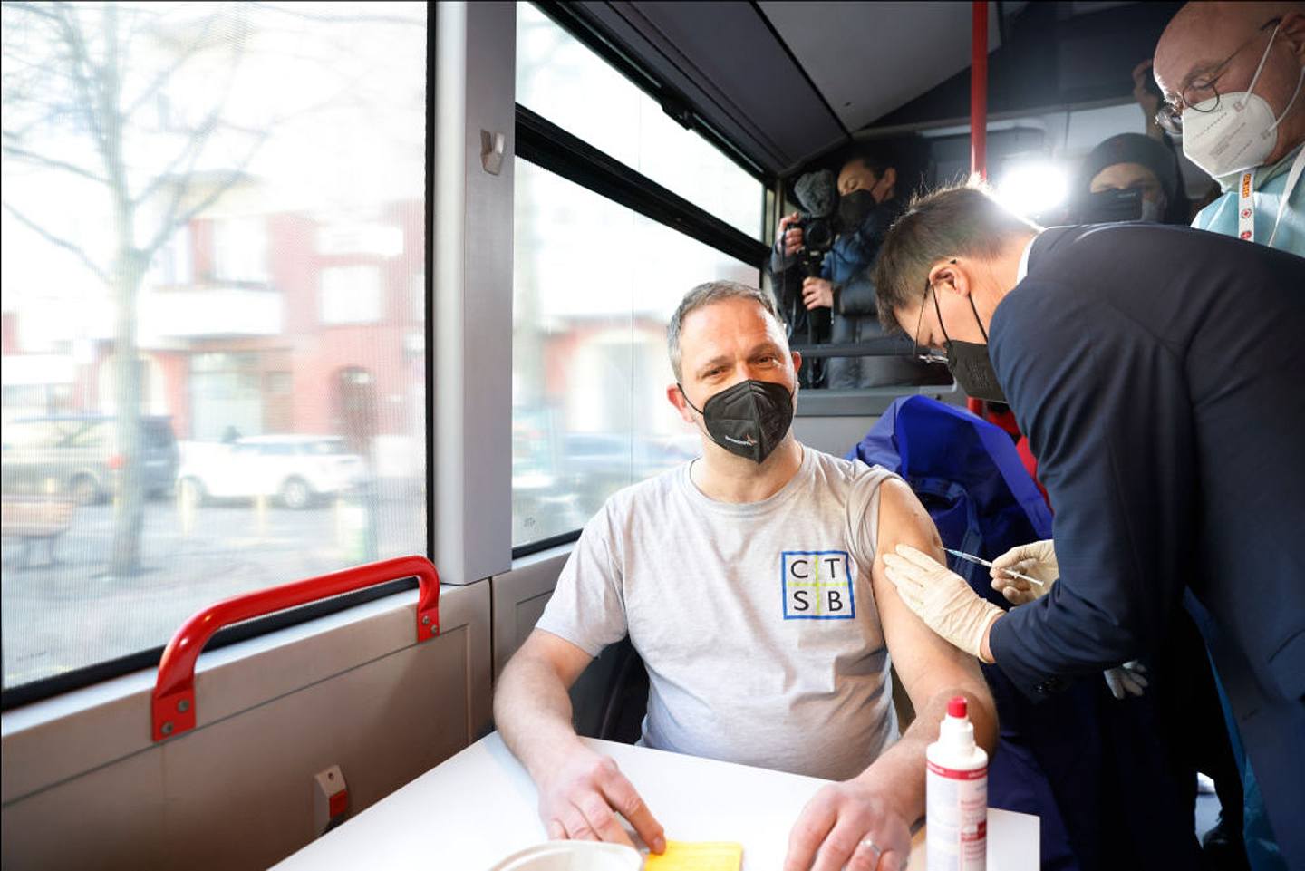 德国新冠肺炎疫情：图为德国卫生部长劳德巴赫3月10日在德国柏林一部巴士上接种疫苗。 （Getty）