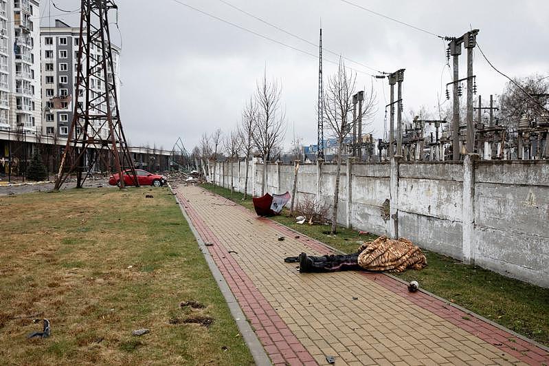 乌克兰布查地区找四百多具尸体，一些尸体就趴在地面。 （路透）