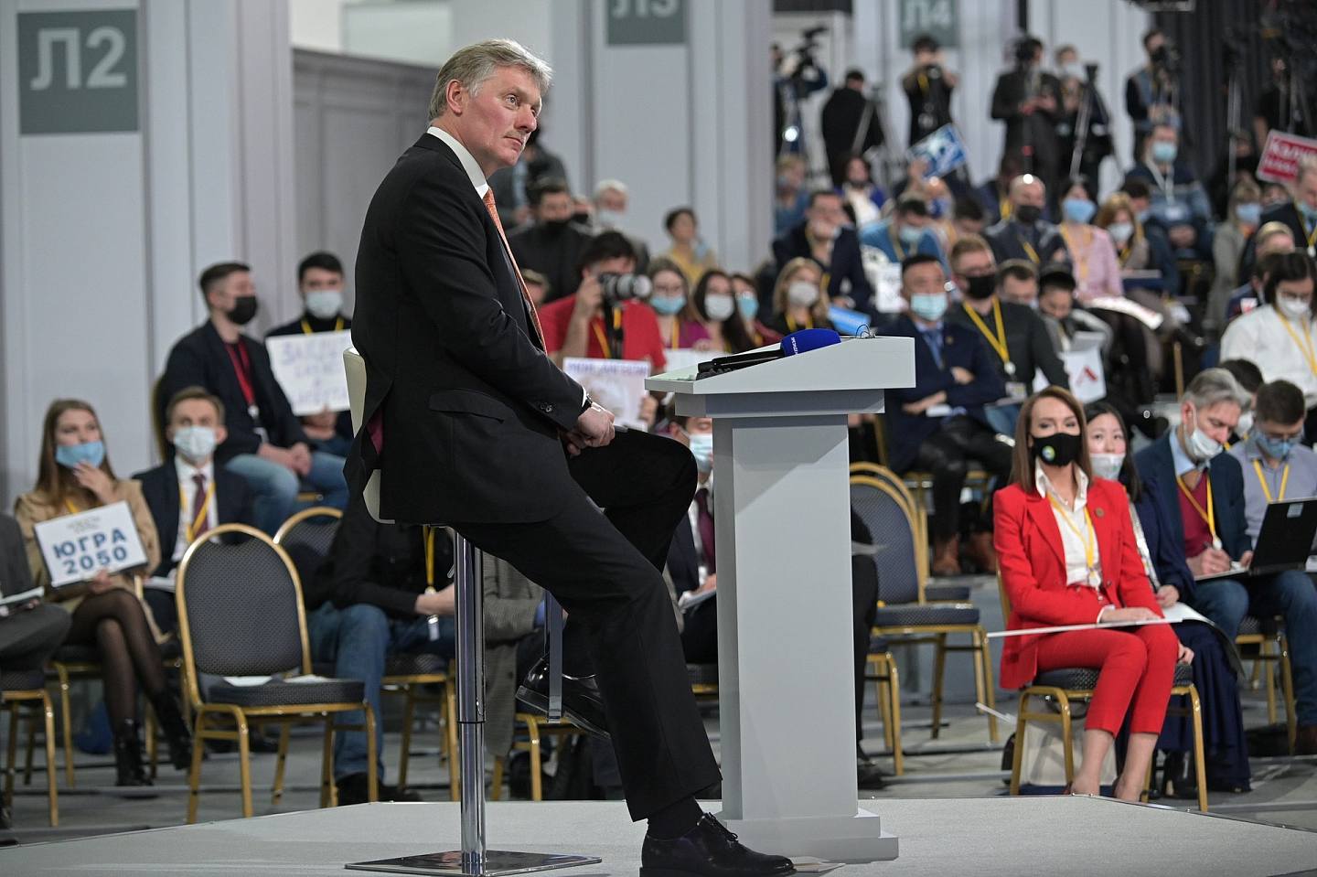 图为2021年12月23日，俄罗斯总统普京在莫斯科马内什中央展览馆举行年度新闻发布会，俄罗斯总统新闻秘书佩斯科夫在会上观看。 （视觉中国）