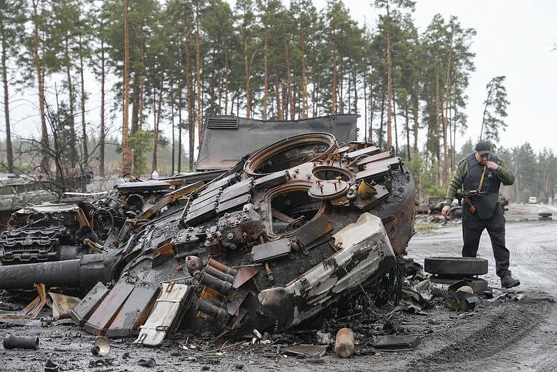 基辅联外道路以往车水马龙，现在变成俄国坦克坟场，布满被烧得焦黑的坦克和武装运兵车。（美联社）