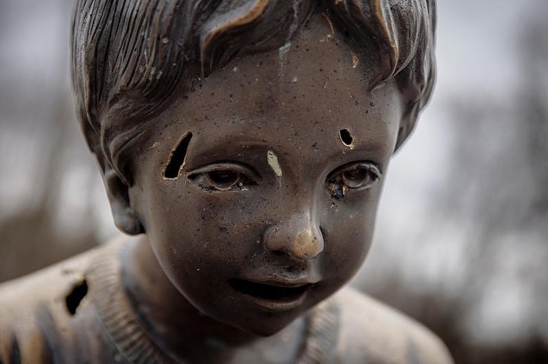 哈尔科夫市一游乐场的儿童铜像，在俄军的轰炸和攻击后弹痕累累。（路透）