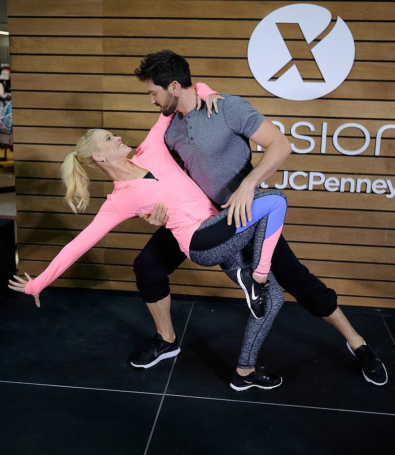 契莫科夫斯基（后）与妻子佩塔摩嘉卓教百货店员跳舞。（Getty Images）