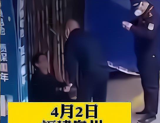 男子蹲地被城管掌掴，警方介入，网友：当时咋不报警？（组图） - 1