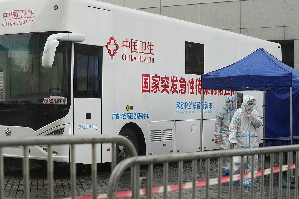 2月，中国内地派到香港的移动核酸检测点。