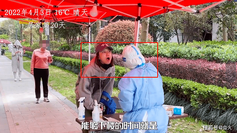 56岁刘嘉玲小区做核酸，戴墨镜张大嘴，一身红衣十分扎眼 （组图） - 5