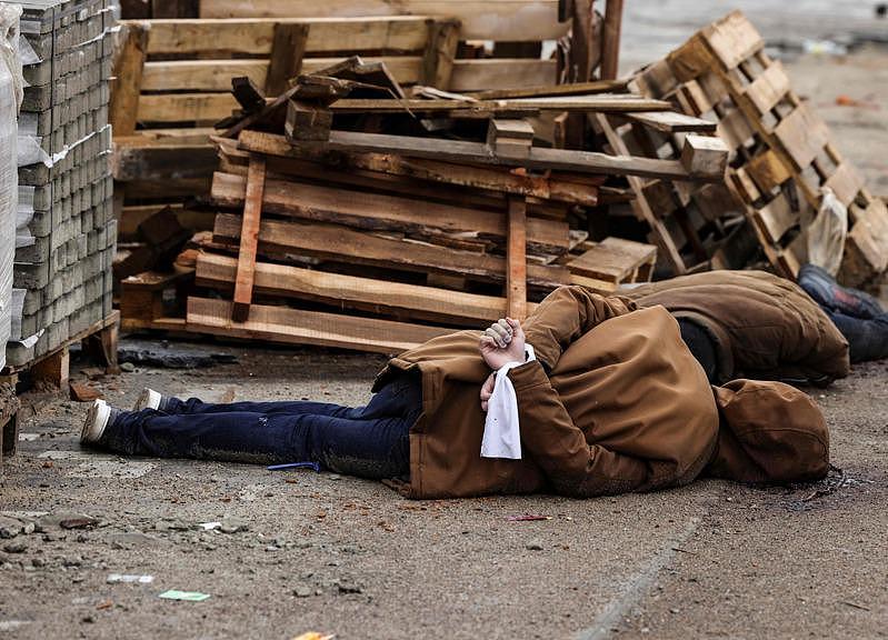 乌克兰部队2日收复部分遭俄军占领的首都基辅郊区城镇， 骇然发现基辅市西北部的城郊布查镇内外，上百遭到俄军屠杀的平民遗体。(Getty Images)