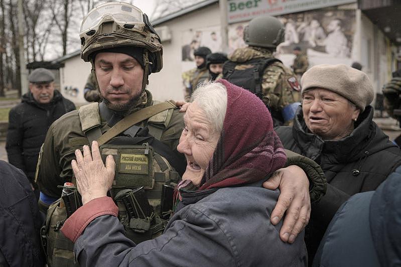 乌军收复基辅城外的布查镇，重见光明，一位镇上老妇2日高兴的拥抱国家军人。(美联社...