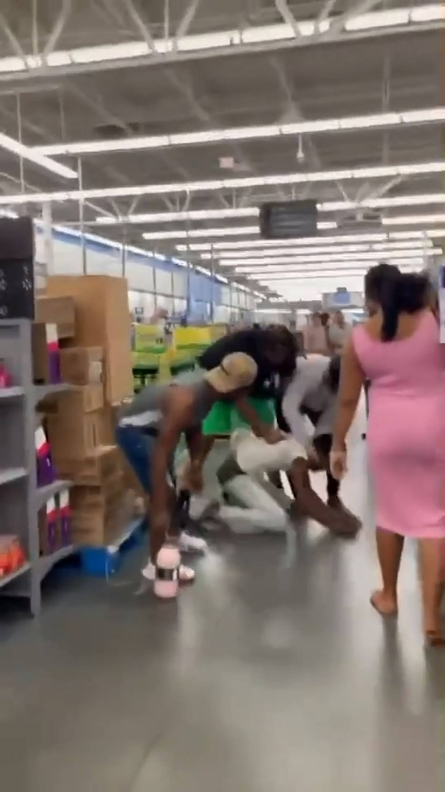 美国佛罗里达州迈阿密戴德县（Miami Dade）的沃尔玛（Walmart）大卖场日前发生公然性侵事件。 （片段截图）