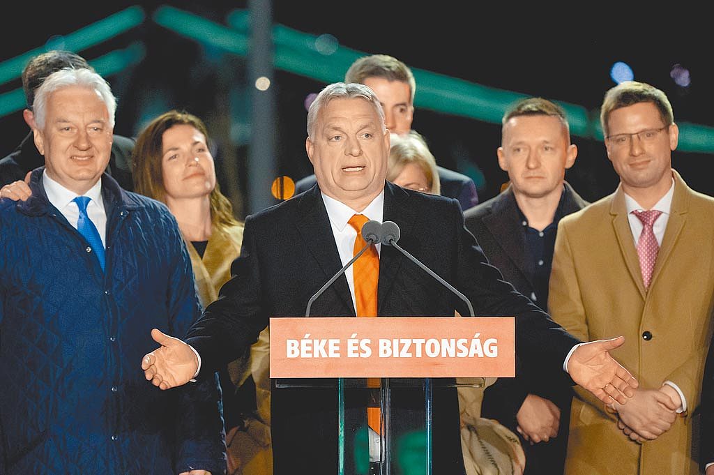 匈牙利执政联盟在国会选举中获胜，总理奥班（中）在首都布达佩斯举行的集会上发表讲话。 （新华社）