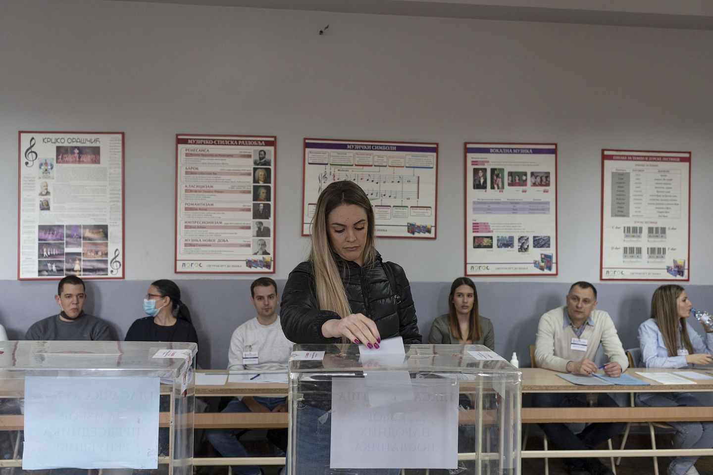 图为4月3日，塞尔维亚贝尔格莱德的一个投票站。（AP）