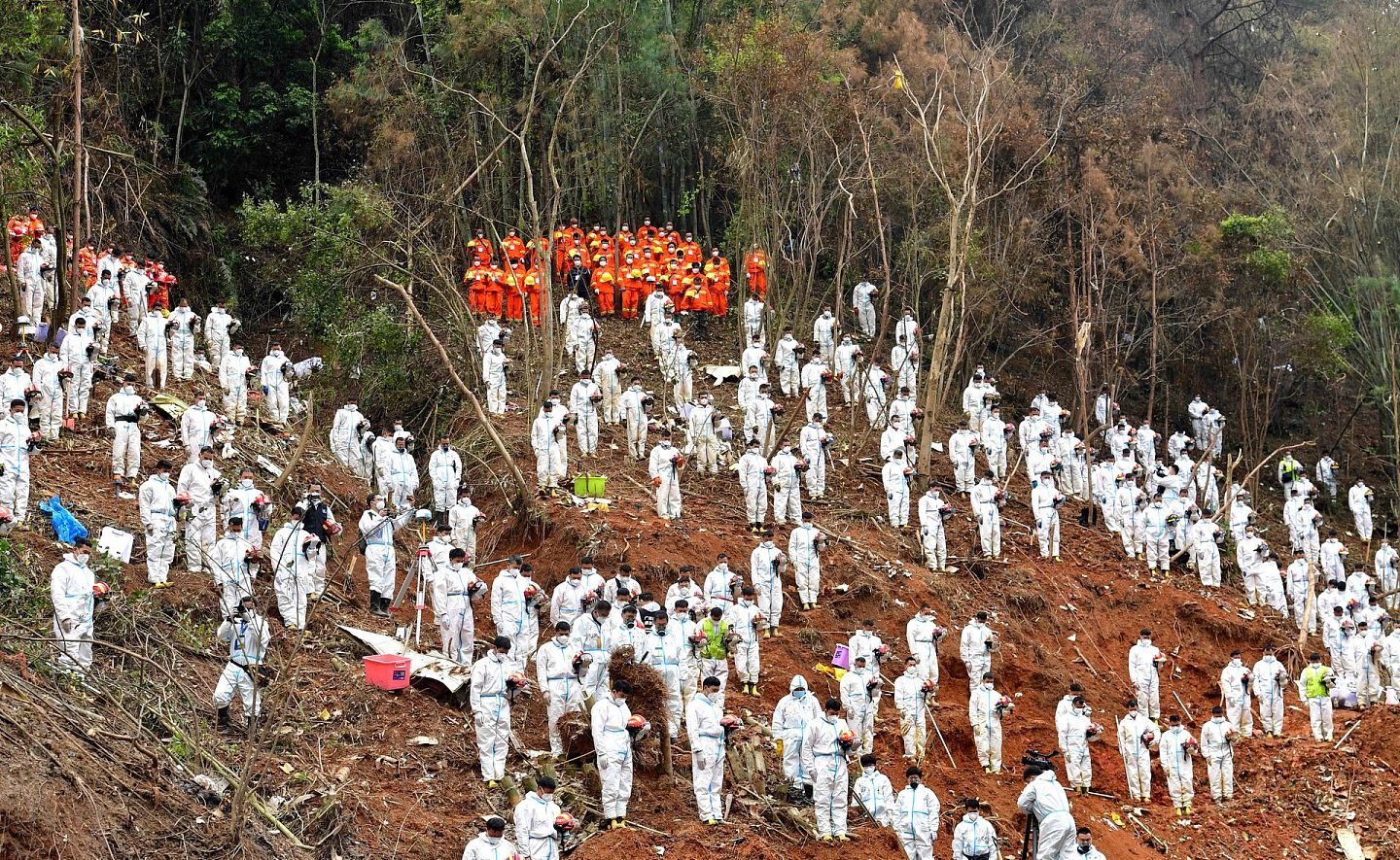 2022年3月27日，“3·21”东航MU5735客机坠毁事故遇难者集体哀悼活动在事发地广西梧州藤县搜救现场举行。（新华社）