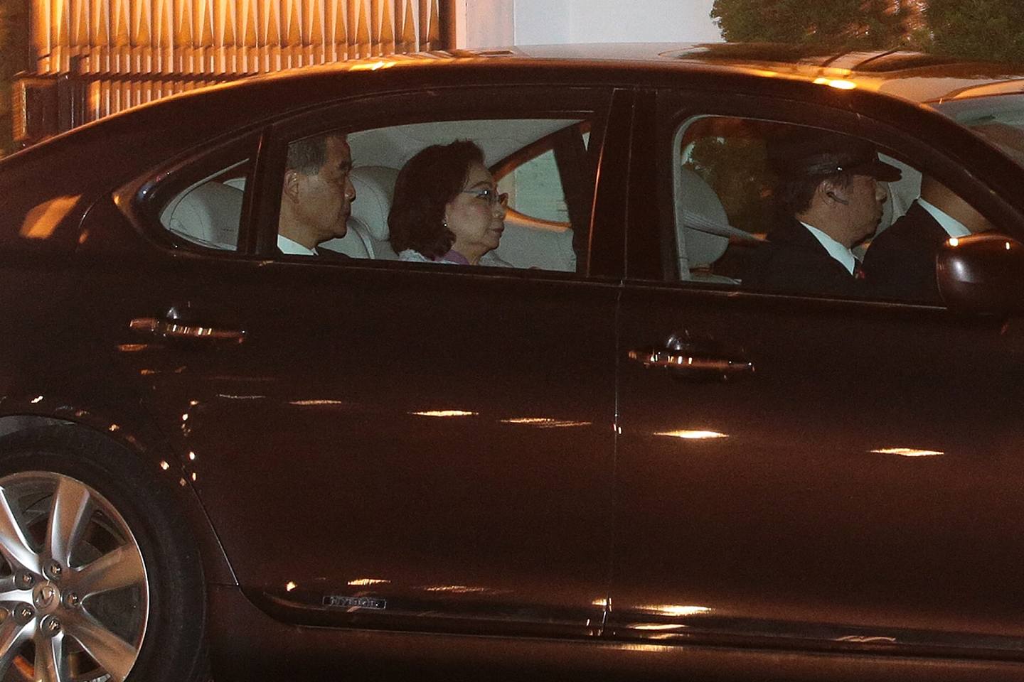2017年6月30日，梁振英與夫人梁唐青儀晚上約11時45分，乘專車離開禮賓府。（資料圖片）