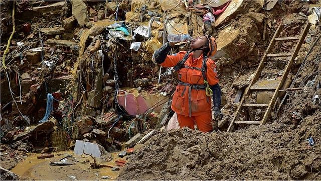 2022年巴西彼得伯里斯发生泥石流灾难，一位救援人员正在寻找生还者。(Credit: C.SOUZA/Getty)