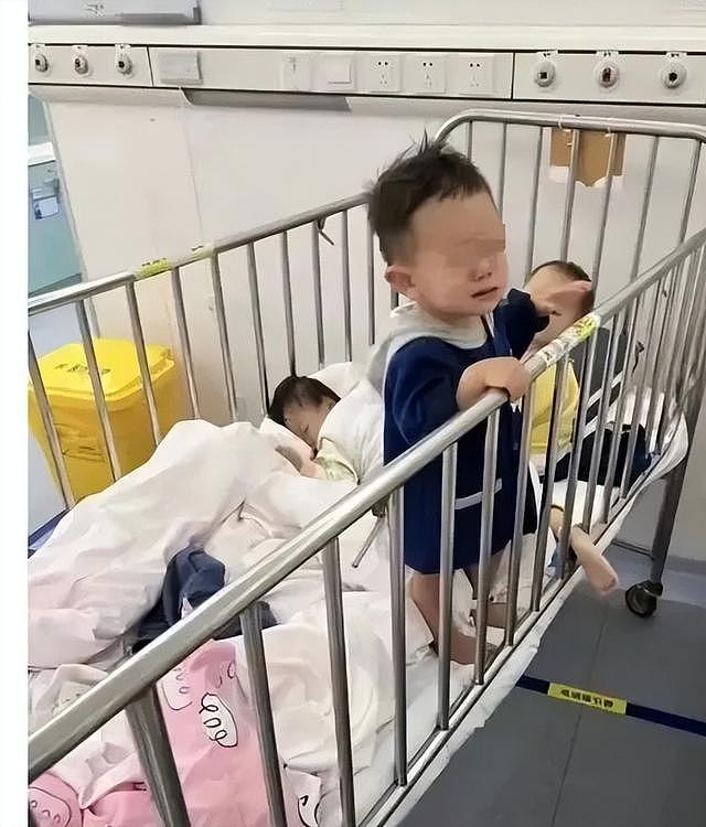 “怎样快速感染新冠？”上海单日感染1.7万、幼童被带走，无数个母亲正在苦苦求助（视频/组图） - 1