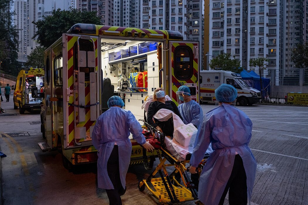 上个月，在第五波新冠病毒疫情期间，医护人员将病人转移到香港的一家医院。