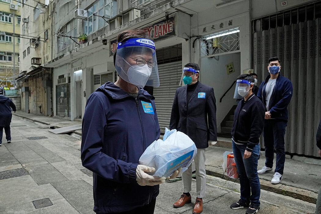 周六，林郑月娥带着一套新冠病毒预防材料，她被批评对香港的第五波新冠疫情处理不当。