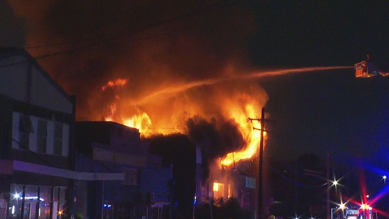 西悉尼工厂夜间突发大火，爆炸声连连！居民被吓坏，百名消防员紧急出动（组图） - 3