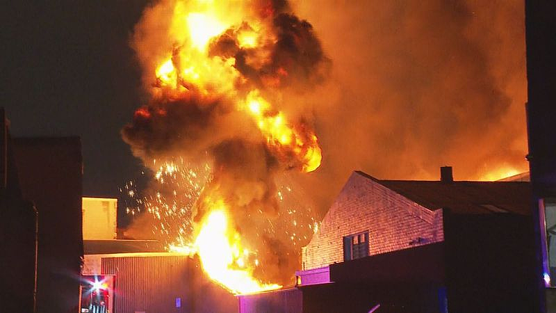 西悉尼工厂夜间突发大火，爆炸声连连！居民被吓坏，百名消防员紧急出动（组图） - 2