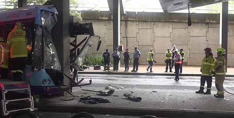 悉尼公交撞上混凝土柱，车头被撞碎！两人送医治疗，附近道路关闭（组图） - 3