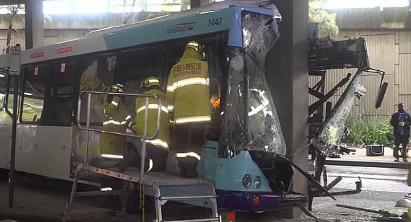 悉尼公交撞上混凝土柱，车头被撞碎！两人送医治疗，附近道路关闭（组图） - 2