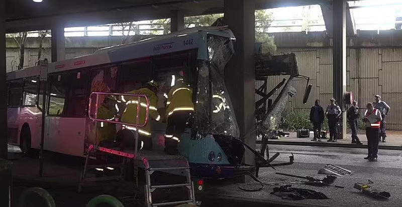 悉尼公交撞上混凝土柱，车头被撞碎！两人送医治疗，附近道路关闭（组图） - 5