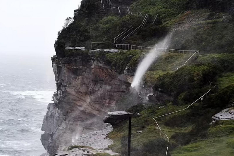 连日暴雨，悉尼悬崖变瀑布！卧龙岗发生山体滑坡，沿路交通受阻（视频/组图） - 5