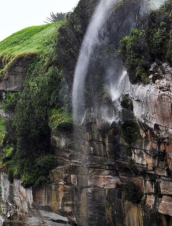 连日暴雨，悉尼悬崖变瀑布！卧龙岗发生山体滑坡，沿路交通受阻（视频/组图） - 6