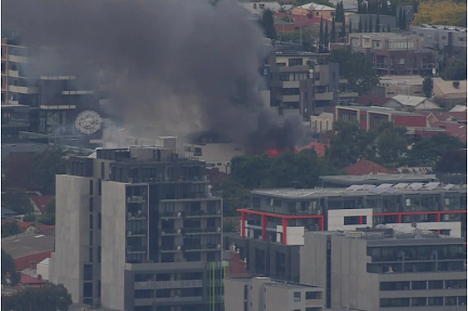澳内城区工厂发大火，逾60名消防员响应，周边民众称“黑烟滚滚”（视频/组图） - 3